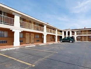 Executive Plus Inn And Suites Elk City Exterior photo